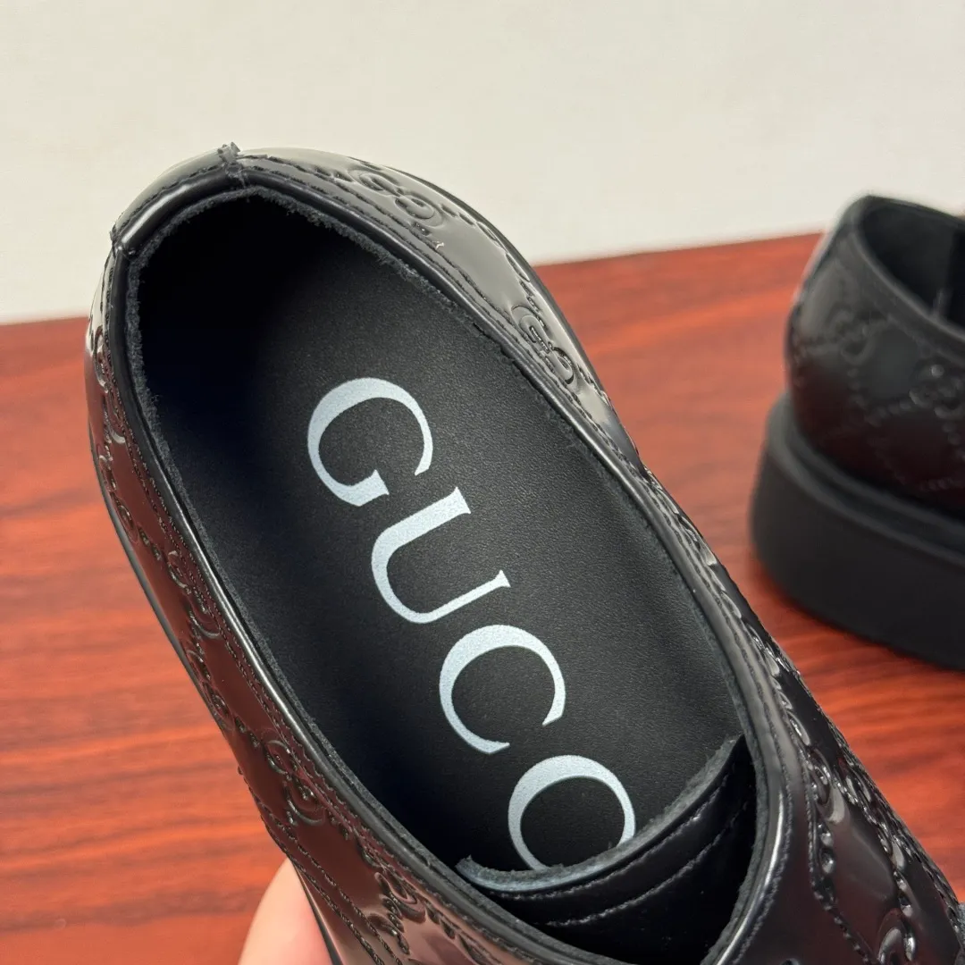 Batch 780 Gucci/Gucci new men's lace-up shoes with GG details, glossy cow leather derby shoes! Rooted in the brand's heritage, these men's lace-up shoes are crafted from premium open-edge beaded calf leather and feature GG-print embossed suede details in homage to Gucci's iconic monogram. The rubber sole decorated with GG pattern adds a touch of modern fashion to this design. Typical three-joint style design. European and American classic version, full calfskin lining. The overall upper texture is soft and the lining is comfortable and breathable. 2CM thickened soft rubber sole, easy to control. Versatile and stylish upper foot, multiple colors available to meet different matching needs, complete package! Size: 39-40-41-42-43-44 leather shoe size (38.45.46 can be customized) Item number: 7826Z open edge beads black
